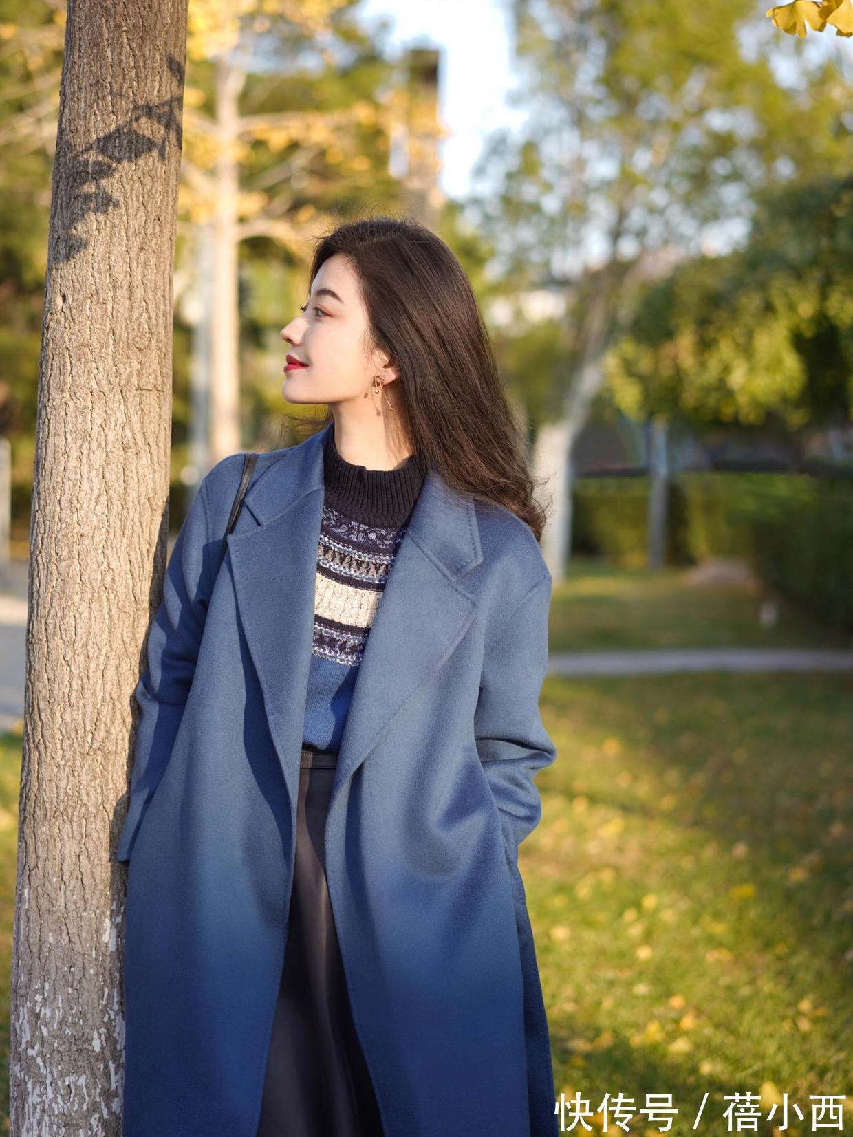 牛仔裤|冬季穿这5个“神仙色大衣”真香,搭配牛仔裤、半身裙高级显气质