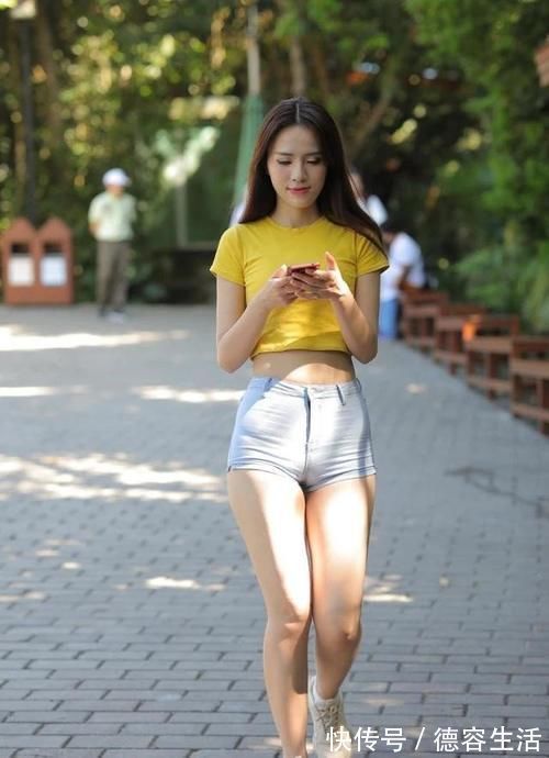s曲线 美女穿搭:黄色露腰短袖搭配牛仔短裤, 温柔甜美, 有你真甜