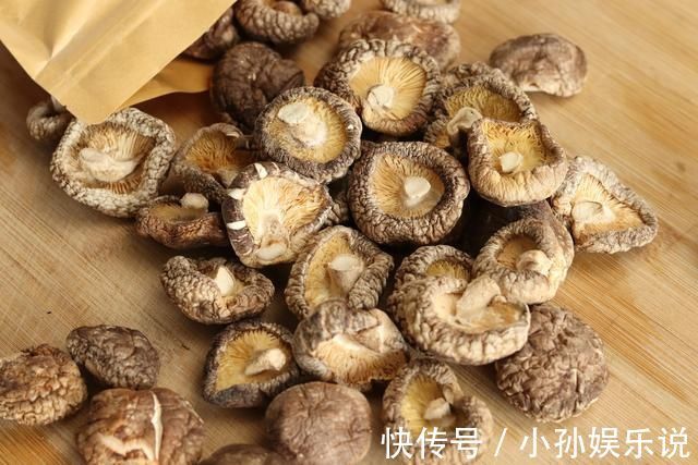 买香菇,选大的还是小的?老菜农教你4招,香菇味道浓郁又新鲜