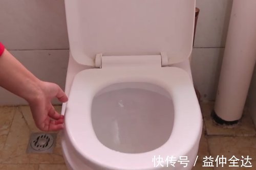 把油桶提手粘在马桶上,手再也不用碰马桶,解决了家家户户的烦恼