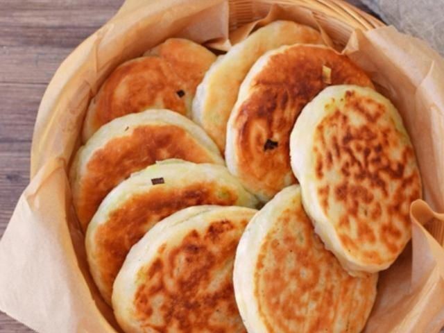 爸爸爱吃的葱花油饼,用时十分钟,成本不足五块钱好吃不油腻