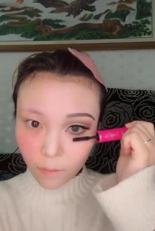 烈焰红唇|小姐姐半脸仿妆《破产姐妹》麦克斯,点缀几个小雀斑之后,太惊艳