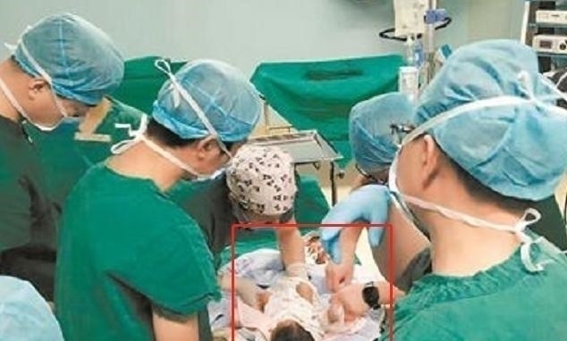 急产|产妇刚进产房就生了,娃“呱唧”一声落地,医护当场愣住:这么快!