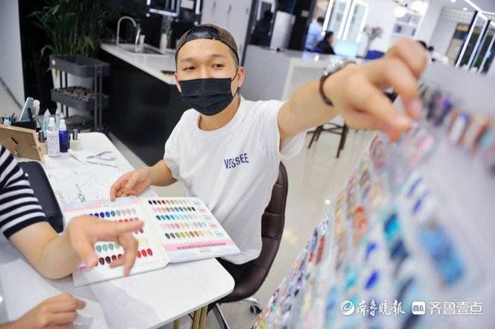 后男|85后男美甲师痴迷指尖16年，把绘画搬到了指甲上