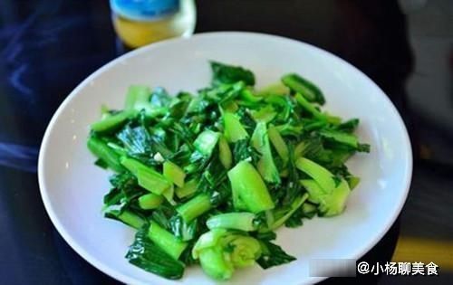 翠绿|无论炒啥青菜，直接下锅是大错特错，掌握这2点，青菜翠绿不发黑