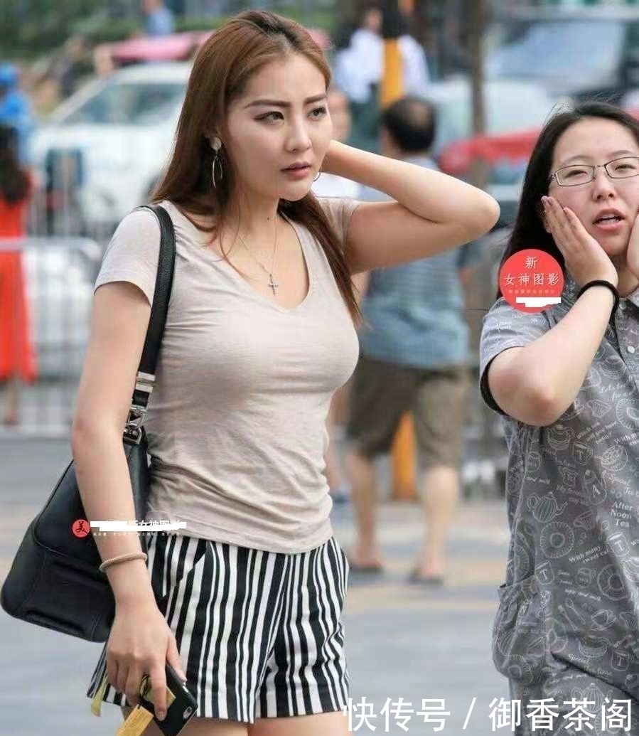 小姐姐|街拍:小姐姐气质逼人,长发飘飘性感惹人爱