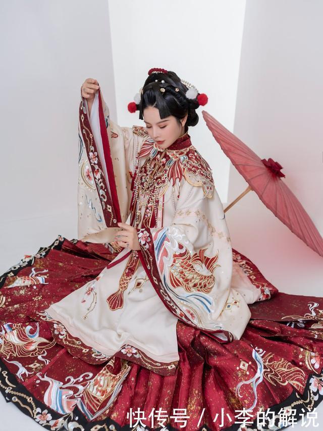 悬崖上的金鱼公主|这件汉服很特别,像是“戏服”,萌新很喜欢,资深同袍却很抵触