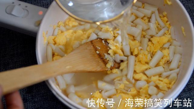 香气|一把面粉倒入西红柿里，出锅香气四溢，吃一次就爱上了，太香了
