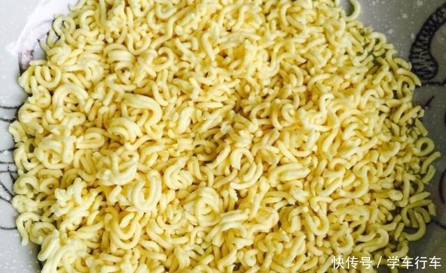 同样是吃方便面,大学生及格,初中生优秀,小学生却拿了个满分