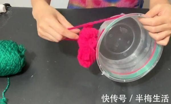 快餐盒上穿一根铁丝,用毛线缠一缠,放在家里好看又实用