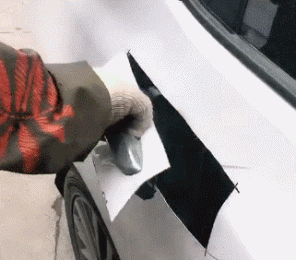 |搞笑GIF:这种场面太尴尬 吓得我赶紧关上了门