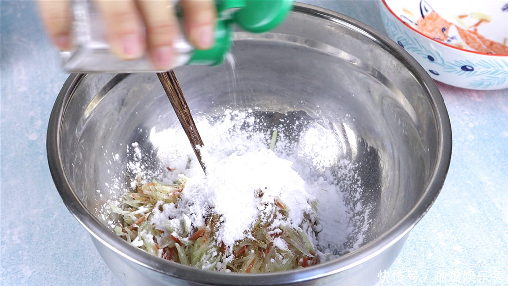 土豆丝和胡|土豆丝里面打1个鸡蛋,没想到这么美味,一上桌孩子抢着吃