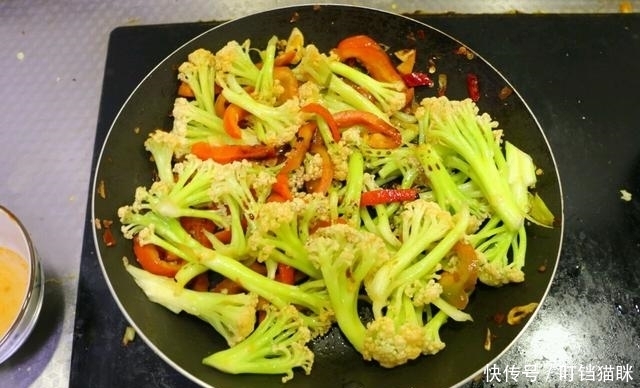 入味|花菜应该直接炒还是先焯水?看看大厨正确做法,花菜入味不油腻