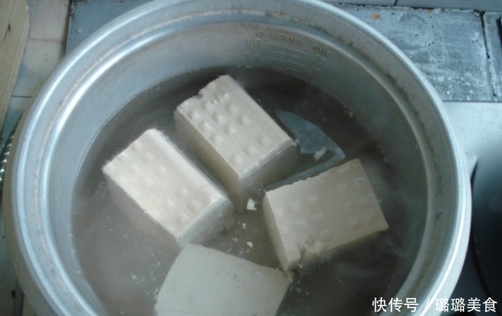 红辣椒|煎豆腐时，第一步直接放油大错特错！牢记这一点，豆腐香酥不油腻