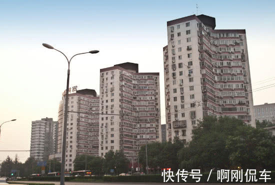 楼盘|为啥聪明人选“小楼盘”,而不愿住“大楼盘”?行家的话点醒了我