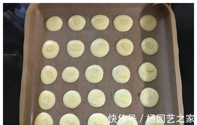 黄油|2个蛋清加1勺面粉,不用打发拌匀就能烤,一口一个嘎嘣脆,太香