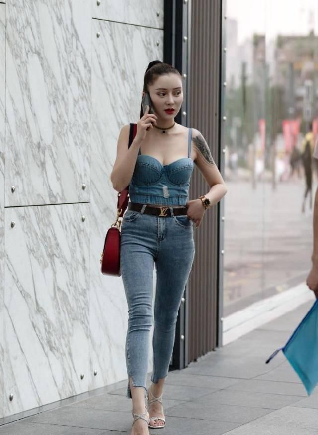 街拍|街拍果然,霸气的女人,走起路来姿态都不同