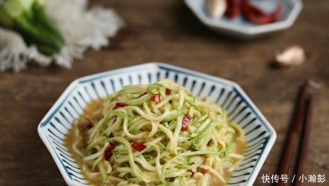 这瓜可以生吃,切成丝,拌一拌就能上桌,味道清新爽口又开胃