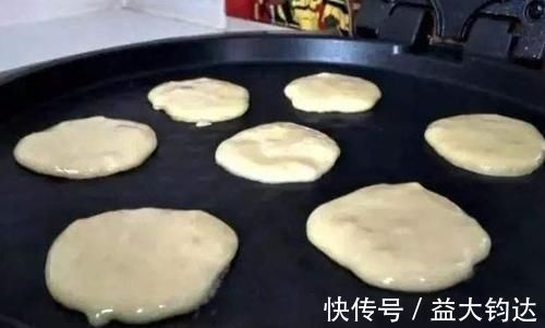 香蕉别再生吃了，淋两个鸡蛋，不加油不加水，出锅孩子馋哭了