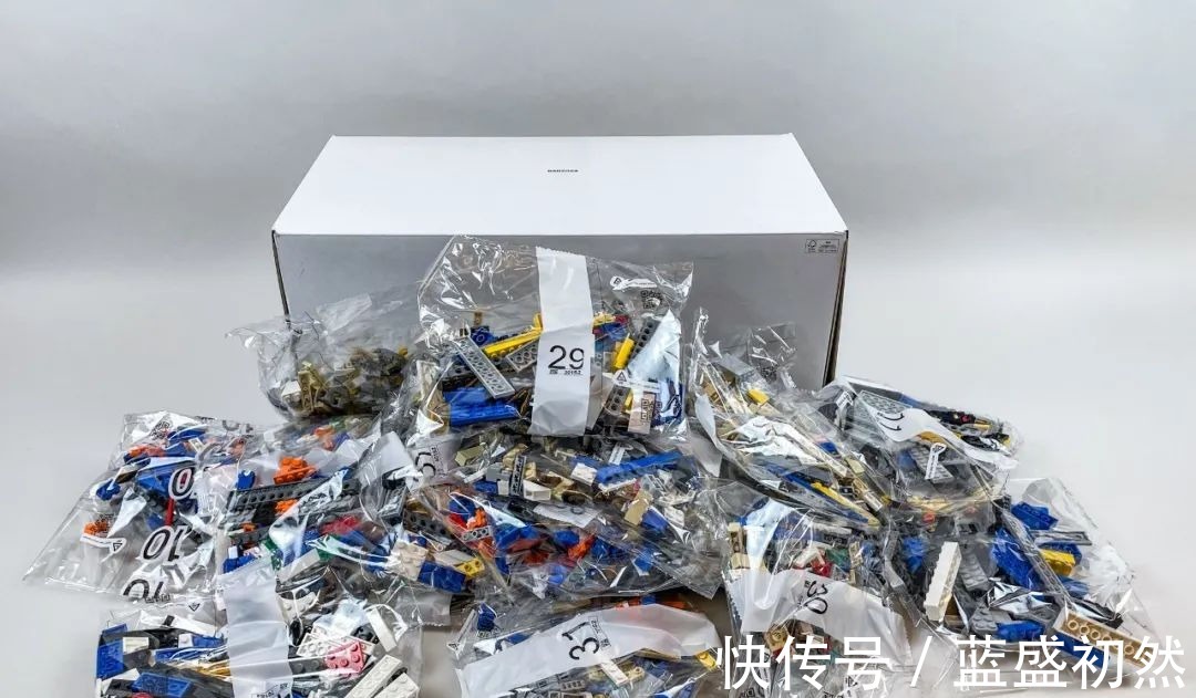 足球场|乐高10299皇家马德里足球场——圣地亚哥·伯纳乌球场开箱评测!