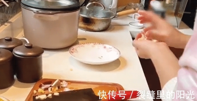 谢娜穿睡衣给孩子做饭!切菜操作非常麻利,灶台上的老锅太接地气