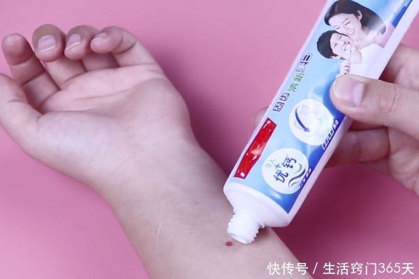 把牙膏涂在手臂上太棒了，我也是今天刚知道，省钱又实用！