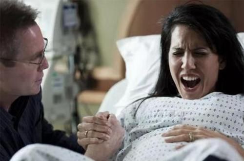 生孩子过程艰辛，要经过开宫口时期，那临产时吃什么开宫口快？