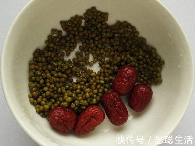 早餐爱喝自制豆浆的朋友，别只加黄豆，这样添加，营养更加倍