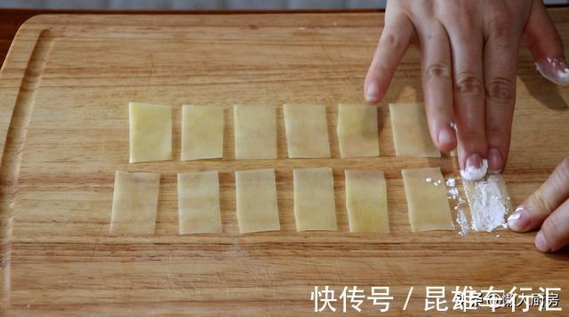 薄片|土豆切成薄片,两片粘一起下锅炸,中间是空心的,比薯片好吃