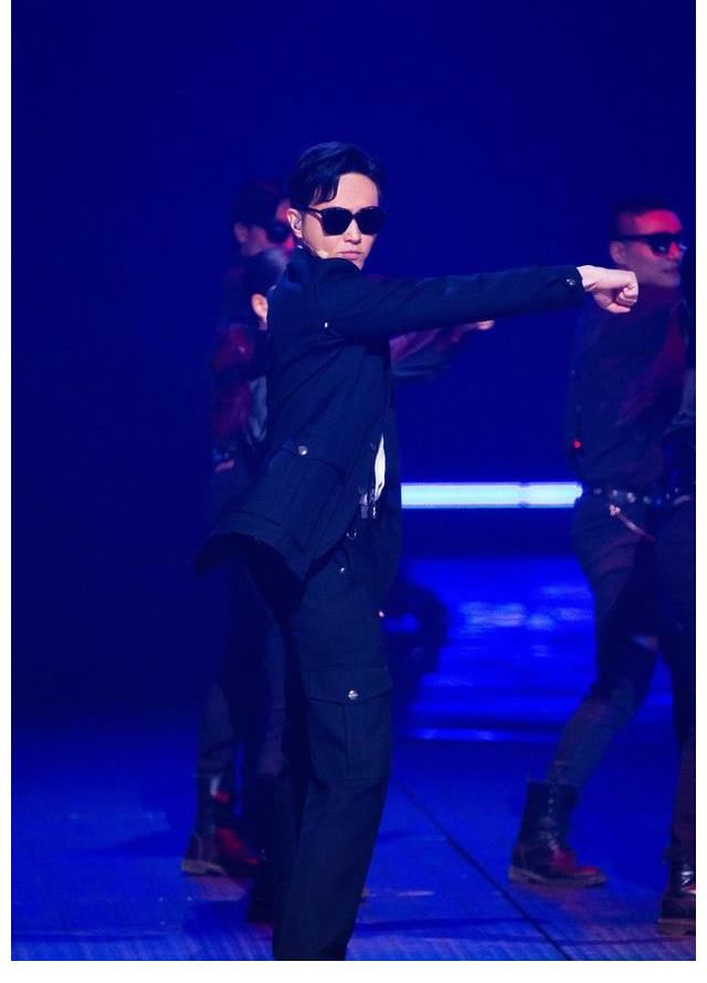 礼物|陈小春讨好周延小弟弟布瑞吉背后,透着过气港星北上的无奈和心酸