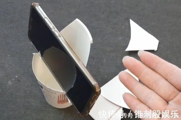可乐|喝完的可乐杯子我再也不扔了,剪一剪放桌子上,10个人9个都需要