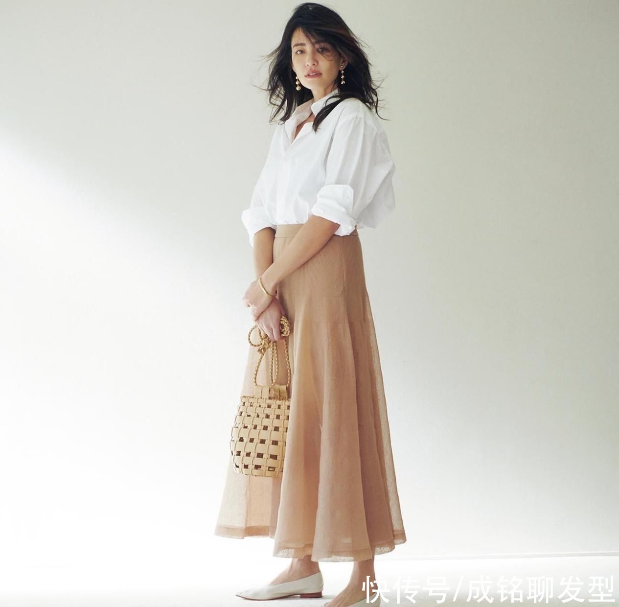 三四十岁春装怎么搭配减龄显气质？试试“白衬衫+半裙”，超好看