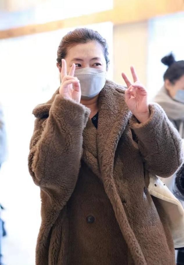 单品|Selina怎么胖这么多,年后罕见来上海,脖子几道肉还穿泰迪熊大衣