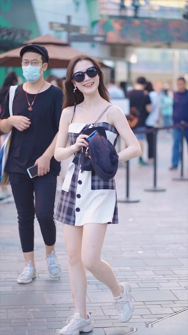 女生们|路人街拍，比起飘逸的长裙，这种短裙更加亲民还自带少女感