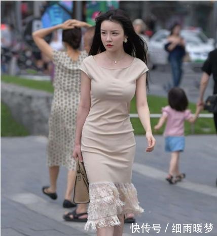 连衣裙|米黄色连衣裙搭配修身圆领设计，优雅高贵，尽显温柔气质