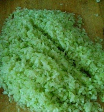 奶奶舍不得买菜用它包饺子，气得我直瞪眼，出锅后我吃的比谁都多