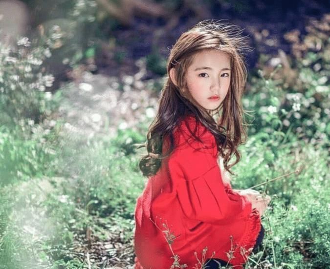 化妆品|韩国童模6岁开始化妆,12岁骨骼停止发育,妈妈的无知毁了孩子