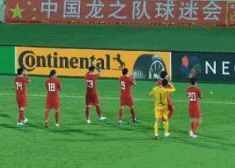 武磊|射门6-3!国足玩命的半场:3名归化立功,武磊怒吼!球迷笑了