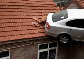 |搞笑GIF:来来来,师傅抽根烟!你跟我说说你是怎么开上去的?