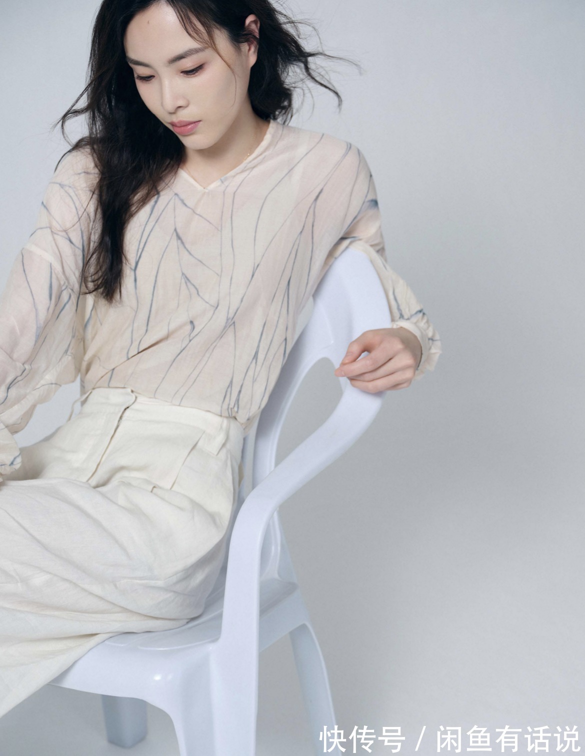 吴敏霞|被吴敏霞的度假照圈粉了,穿黑色连体裤时髦又上照,大背头真霸气