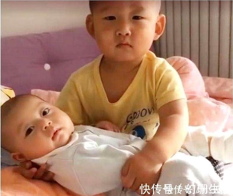 小大人|3岁哥哥哄6个月弟弟睡觉,结果自己先睡着了,小大人真是萌翻了
