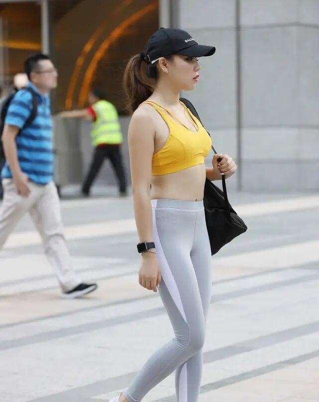 毛衣|瑜伽裤的搭配气质卓然，穿出淑女气质，秒变气质美人