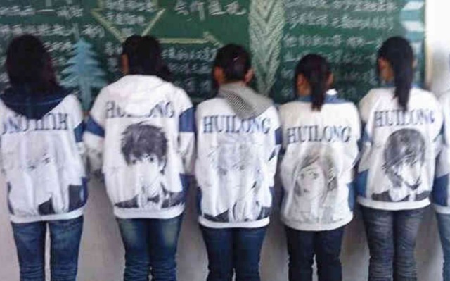 学生时代#学生“手绘校服”火了,理科生简单、文科生低调,美术生惊艳全场