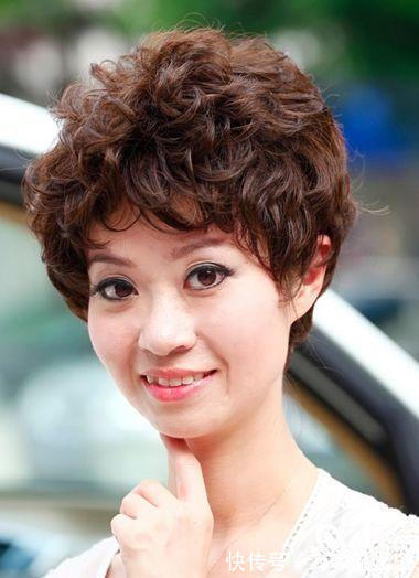 老年人|六十岁以上的女人适合什么发型做发型时应该注意哪些细节