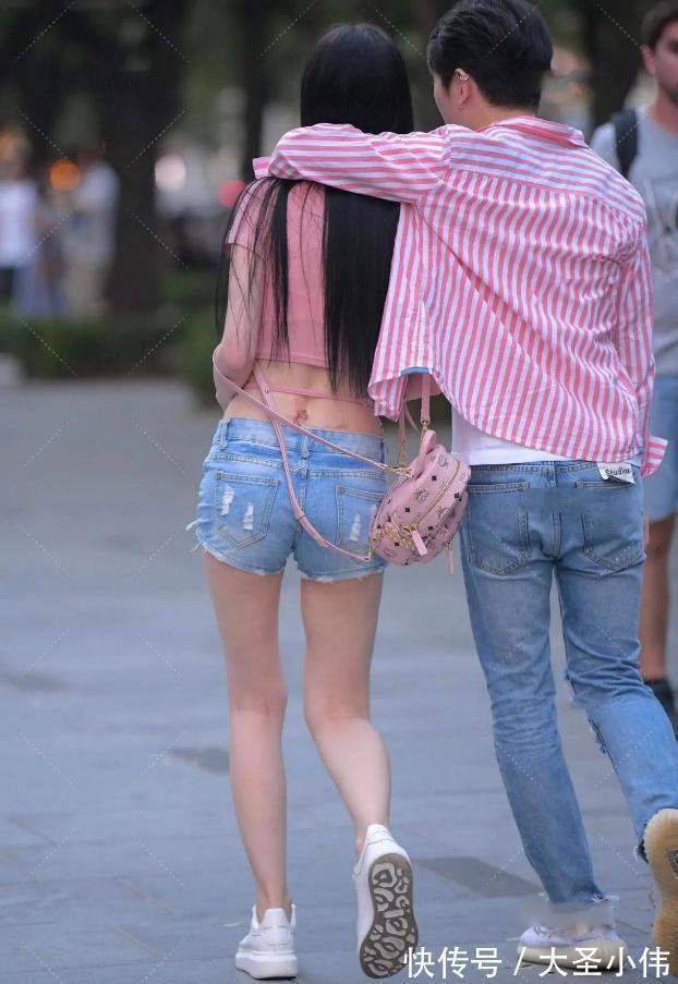 牛仔裤 美女街拍:魅力十足的牛仔裤小姐姐,散发清纯唯美名媛范,眼神温柔好撩人