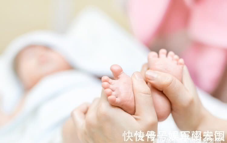 宝宝|1岁宝宝摔下床,奶奶一个大意的举动让娃停止呼吸,父母需重视