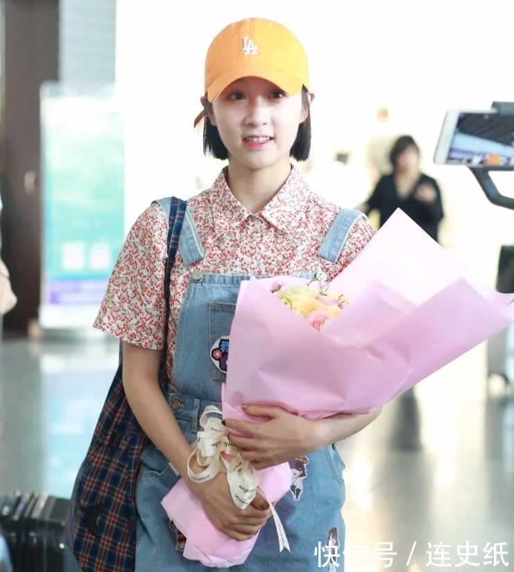 衬衣|当沈月李子璇同在机场穿花衬衣,终于见识到95后中也有鸿沟!