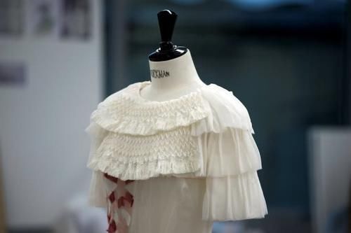 奢侈品|有一种“娇贵”叫香奈儿的衣服,一沾水就报废,图案竟是现场画上去的