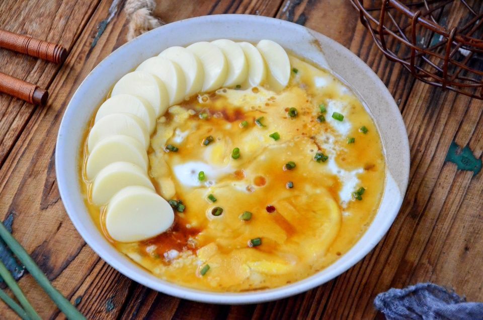 豆腐和鸡蛋天生一对，蒸一蒸十分钟就出锅，鲜美嫩滑很下饭