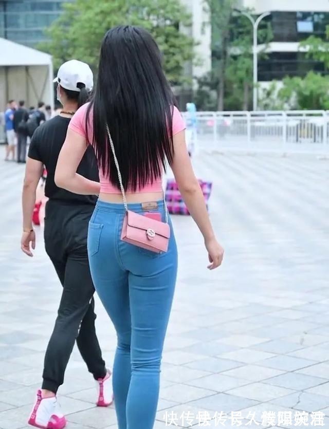 白皙 红高腰圆领T恤,与修身长裤搭配,展现出青春靓丽风采